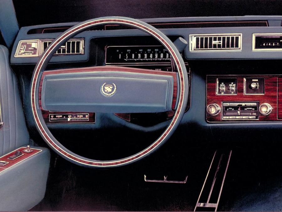 Панель приборов Cadillac Seville Elegante 1975 года  (фото 6 из 17)